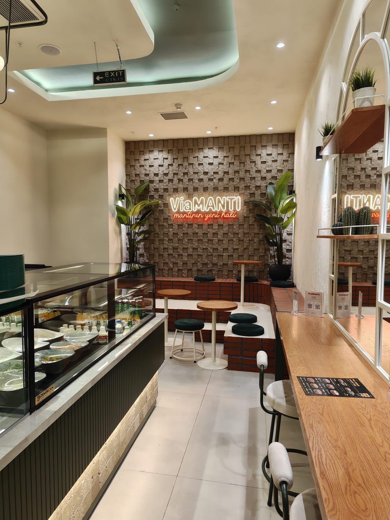 Neon ViaMANTI tabelası ve oturma alanı